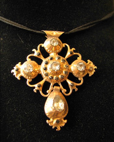 Croix normande en or, pendentif baroque à pierres montées