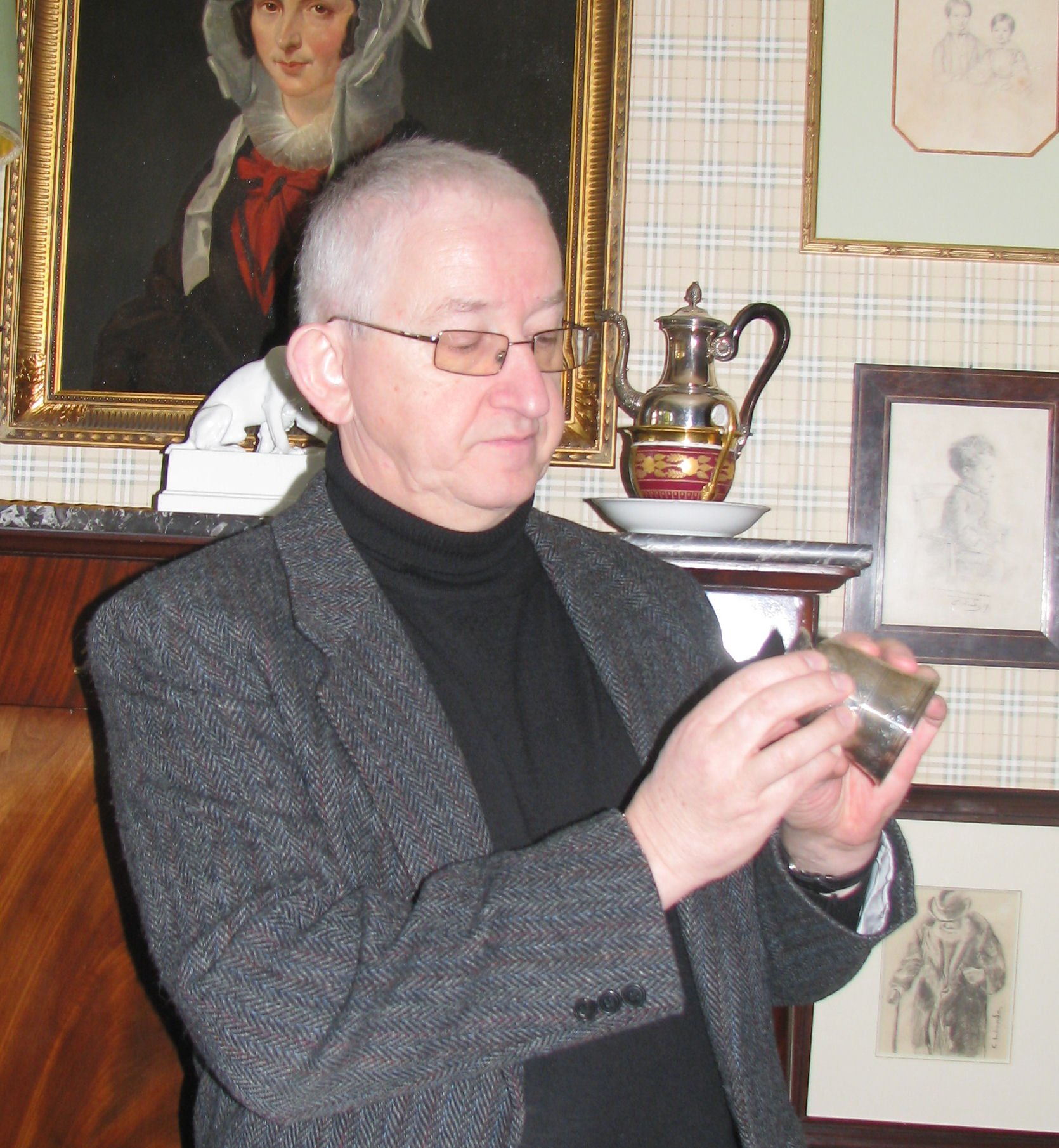 Claude Vilars lors d’une expertise d’argenterie