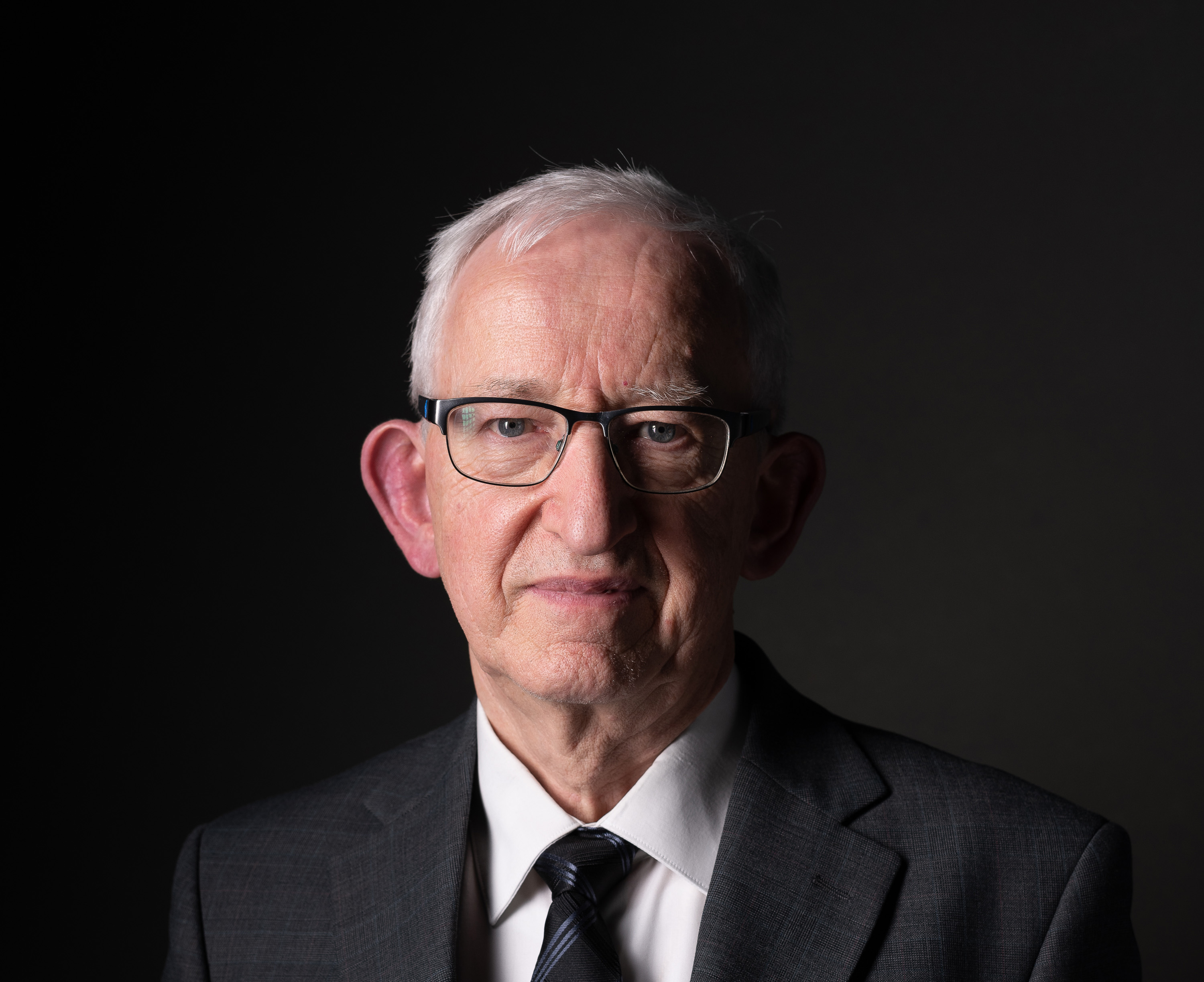 Portrait de Claude Vilars, conférencier et médiateur culturel