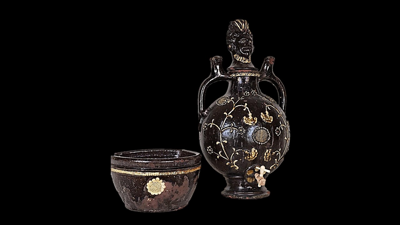 poterie représentant une fontaine de Vindefontaine en Normandie