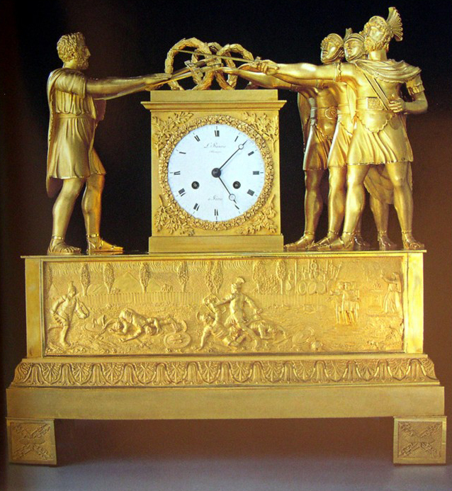 Pendule du XIXe siècle en bronze doré à figures antiques