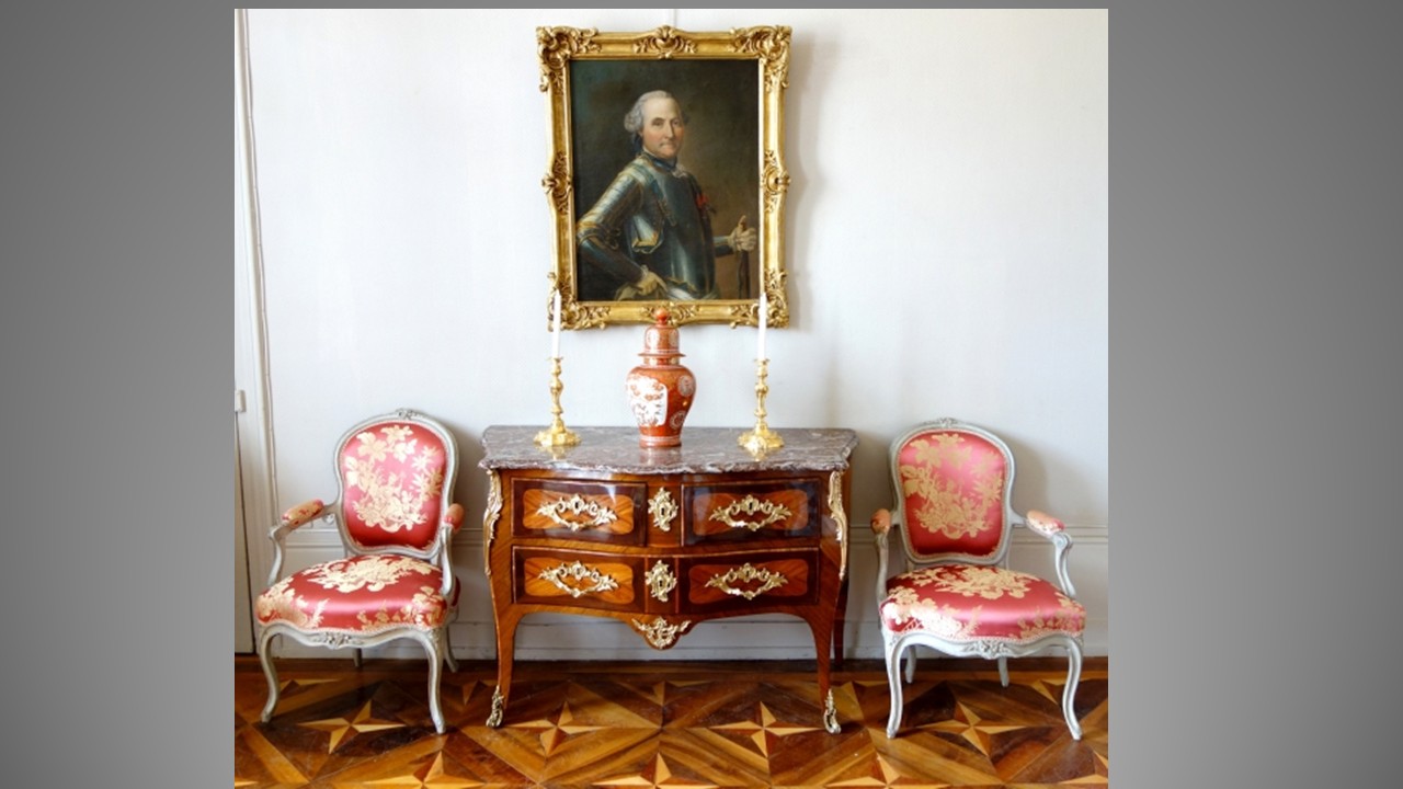 Salon Louis XV et Louis XVI : fauteuils à motifs floraux et commode ornée de dorures