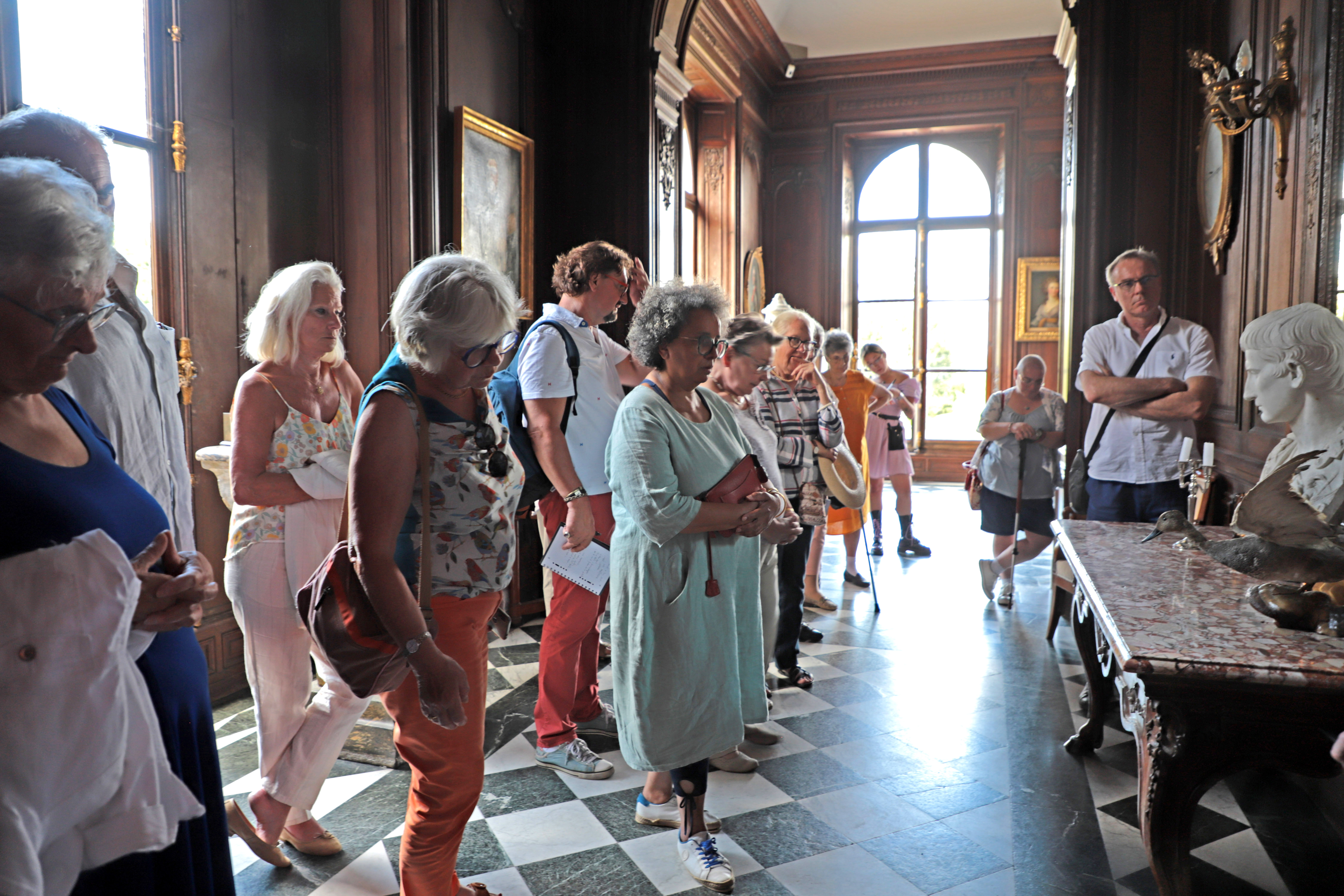 Claude Vilars commentant des objets anciens devant un public lors d’une visite
